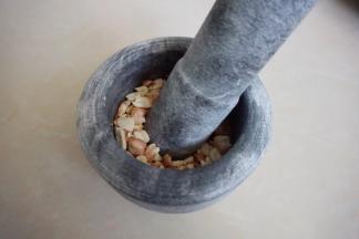 花生米洗净后用石臼砸碎