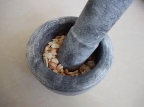 花生米洗净后用石臼砸碎