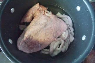 猪肺粉肠洗净后放入开水锅中焯过血水