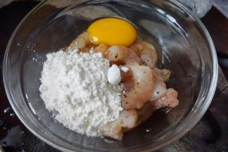 冷藏好后加入生粉、面粉、 小苏打、鸡蛋