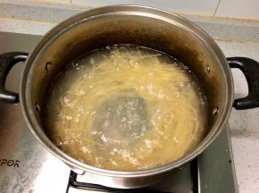 炒虾仁的同时可以煮面，在锅里放适量水烧开，加入一小勺橄榄油和一小勺盐，然后把意大利面下入沸水中。