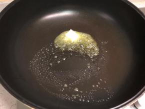 锅烧热，下黄油融化