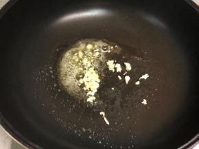 大蒜拍碎后下入锅里爆香