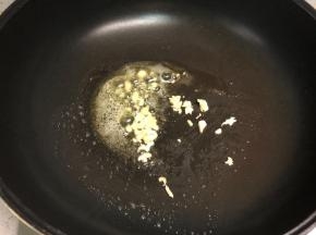 大蒜拍碎后下入锅里爆香