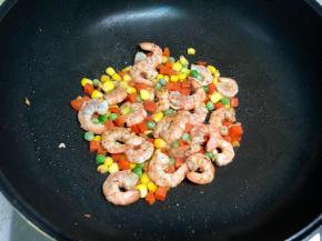 加入时蔬粒，翻炒至熟