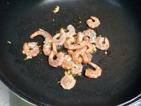 下入虾仁翻炒至变色