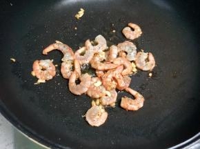 下入虾仁翻炒至变色