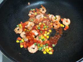 加入番茄酱和少许盐