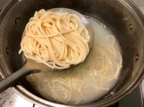 煮15分钟左右，捞起，沥干水。
