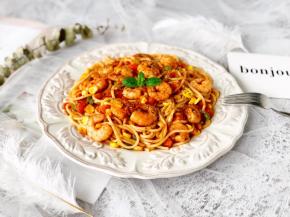 然后把时蔬虾仁和煮好的意大利面拌匀，装盘，撒上一些罗勒碎，装饰薄荷叶即可。