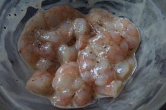 尽量的给虾仁按摩，让其均匀地裹入浆液，搅拌均匀后放入冰箱冷藏一个小时