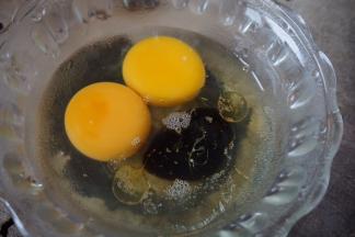 鸡蛋加入生抽和5ml油搅拌均匀，不要打入空气