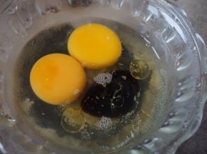 鸡蛋加入生抽和5ml油搅拌均匀，不要打入空气