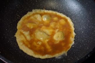 锅里热油后倒入鸡蛋液煎