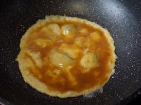 锅里热油后倒入鸡蛋液煎