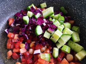 加入黄瓜、紫甘蓝丁翻炒均匀