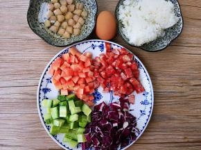 所有蔬菜、腊肠切小丁，如图