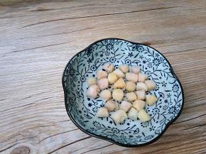 干贝温水加入花雕酒，提前二十分钟泡发