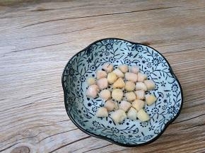 干贝温水加入花雕酒，提前二十分钟泡发