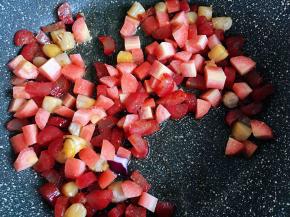 加入胡萝卜丁煸炒片刻