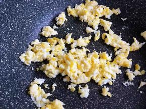 不用加油，用锅中底油把鸡蛋炒散，盛在米饭上