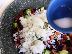 加入米饭，加盐，米饭炒至均匀，出锅