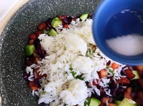 加入米饭，加盐，米饭炒至均匀，出锅