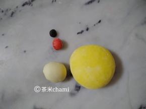 主材料拌匀，揉成光滑面团。
副材料2揉匀后，分成两小块。分别揉入红曲粉和竹炭粉