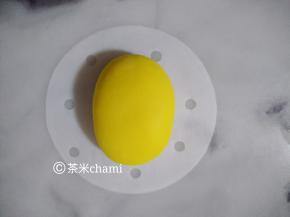 把南瓜面团平均分成每个剂子30克，排气，揉圆，搓成椭圆形。