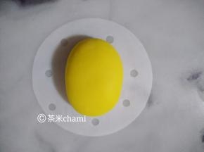 把南瓜面团平均分成每个剂子30克，排气，揉圆，搓成椭圆形。