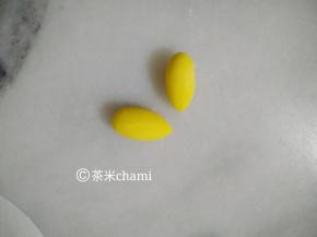 再分出两个1克的小面团，当翅膀。揉圆后搓成水滴状。