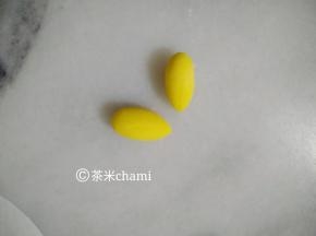 再分出两个1克的小面团，当翅膀。揉圆后搓成水滴状。