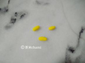 再搓一个绿豆般的面团当小嘴。