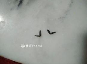 再搓出一小条线，中间折一下，形成头饰