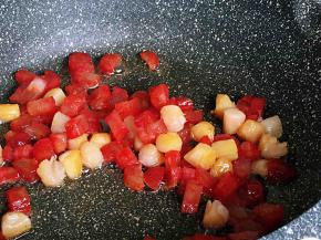 腊肠干贝入锅煸炒至腊肠变为透明