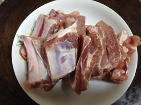 排骨洗净剁成段