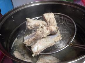 排骨入冷水焯水至开后捞出控水