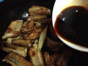 倒入碗汁炒至排骨上色
