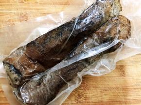 妈妈寄来的腊猪舌抽好真空寄来的，这里两个我分了两次做