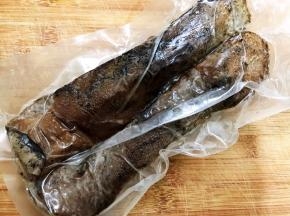 妈妈寄来的腊猪舌抽好真空寄来的，这里两个我分了两次做