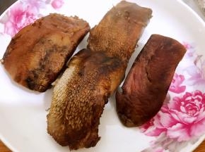 煮好的猪舌晾至不烫手后
