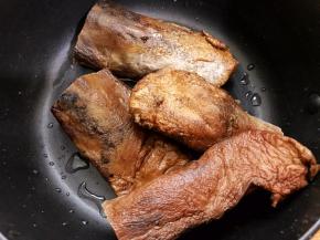 腊猪舌用热水洗干净后切大段