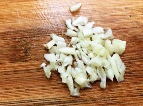大蒜切末备用
