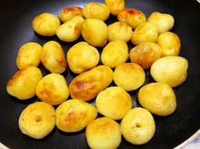 煎至两面金黄后，倒出多余的油