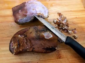 用小刀刮去舌苔，一定要刮干净哦