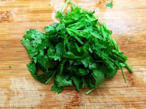 香菜洗净切碎