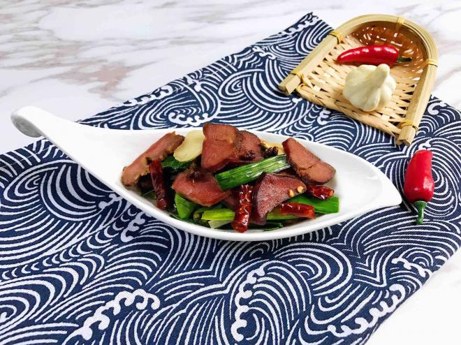 妈妈带来的美味——蒜苗炒腊猪舌