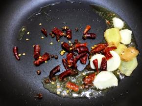 加入干辣椒和干花椒中小火翻炒出香味