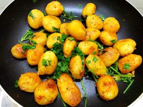 翻炒后撒上葱花即可