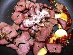 因为腊猪舌是用盐腌制有咸味，所以我们只放一勺白糖提鲜